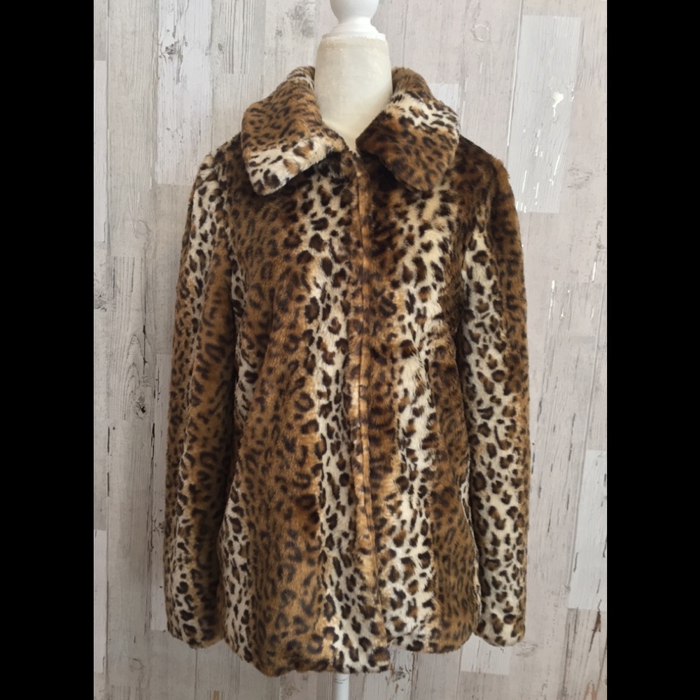 Leopard Button Up Coat w/ hot Pink lining 🐆